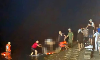 Nam thanh niên lao xuống dòng nước sâu cứu cô gái nhảy cầu