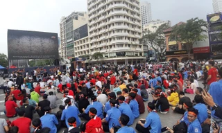 Hàng trăm cổ động viên 'tiếp lửa' cho đội tuyển Việt Nam