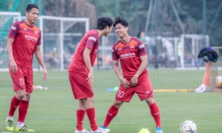 Công Phượng 'tình tứ' với Tuấn Anh trên sân tập tuyển Việt Nam