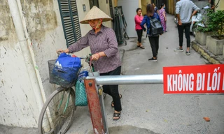 Người dân Hà Nội tự dựng barie 'hạn chế xe cộ' vì... quá ồn