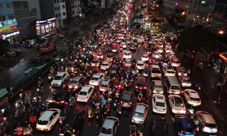 Hà Nội mênh mông nước, dòng xe chôn chân sau cơn mưa lớn