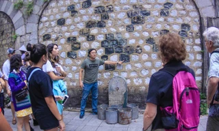 Khách Tây tìm ký ức Hà Nội qua bích họa Phùng Hưng