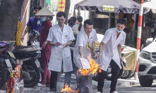 Hè phố Hà Nội đỏ lửa cúng Rằm tháng bảy