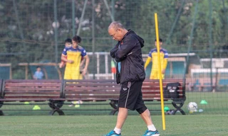 Thầy Park 'tập tễnh' trên sân tập chỉ đạo các học trò