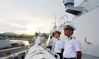 Tàu hộ vệ tên lửa Quang Trung cập cảng Vladivostok, bắt đầu thăm Nga