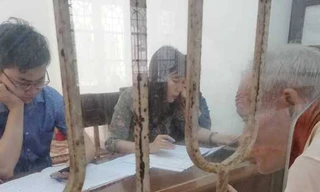 Dân chui qua lỗ làm việc với cán bộ, Nam Định dọa xử người quay clip