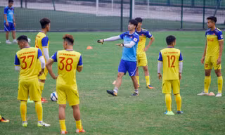 Đình Trọng tập trở lại, U23 Việt Nam luyện phòng ngự