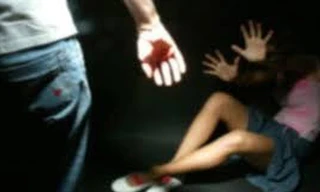 Gã hàng xóm đồi bại, hiếp dâm bé gái sau mỗi lần xem 'phim đen'