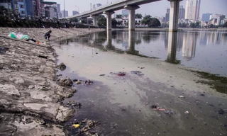 Ngày tiễn ông Công ông Táo: Hồ ngập rác và tro