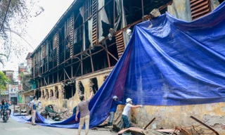 Sau một tuần, hiện trường vụ cháy Công ty Rạng Đông mới được phủ bạt