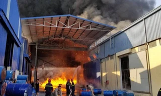 Xưởng nhựa ở Hải Phòng cháy dữ dội, khói bốc đen trời 