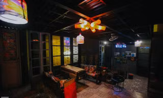 Độc đáo quán cà phê thiết kế hoàn toàn bằng đồ tái chế