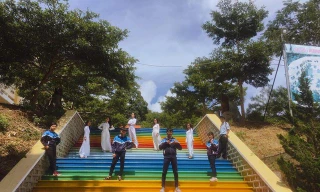 Ngôi trường ở Lâm Đồng có cầu thang 'sống ảo' hút dân mạng