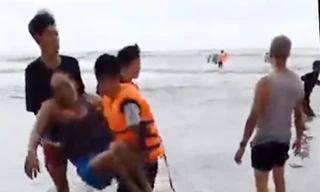 Các nạn nhân lần lượt được đưa vào bờ. Ảnh Vnexpress