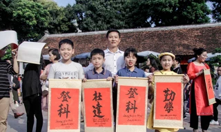 Nườm nượp người kéo đến xin chữ đầu năm ở Văn Miếu