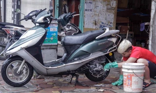 Không chấp nhận giá cắt cổ, nhiều người dân tự mang xe ra rửa ở vỉa hè