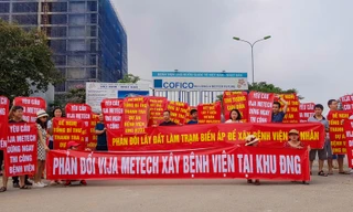 Cư dân xuống đường băng rôn vì 'nhồi' thêm bệnh viện vào khu đô thị