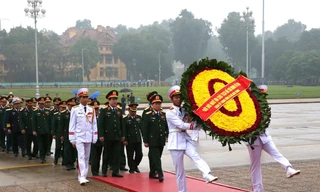 Đoàn đại biểu Quân ủy Trung ương và Bộ Quốc phòng đặt vòng hoa và vào Lăng viếng Chủ tịch Hồ Chí Minh. (Ảnh: Dương Giang/TTXVN)
