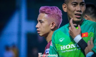 Nhuộm tóc màu hường, Hồng Duy nổi 'bần bật' giữa dàn sao tuyển Việt Nam