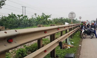 Băng qua đường ngang dân sinh, hai vợ chồng bị tàu đâm thương vong
