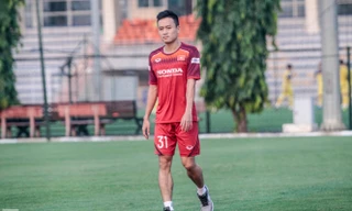 Huy Toàn lạc lõng, lặng nhìn đồng đội luyện binh trên sân tập