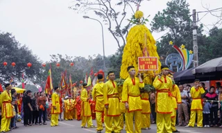Nhét lộc hoa tre vào bao tải thoát khỏi vòng vây tại hội Gióng