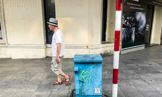 Ai đã biến những Bức họa bốt điện quanh Hồ Gươm trở nên 'xấu xí' 