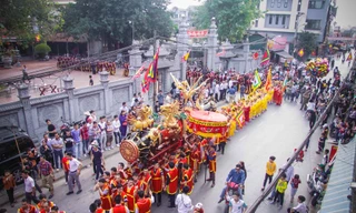 Dòng người rước pháo khổng lồ ở làng Đồng Kỵ