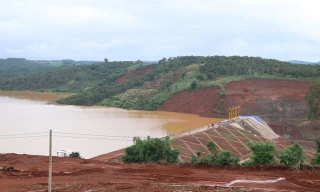 Hồ thủy điện chứa 13 triệu m3 nước suýt vỡ do… củi?