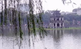 Hồ Gươm khác lạ trong ngày mùng 1 Tết