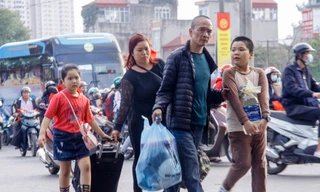 'Tay xách nách mang' kéo về Hà Nội sau những ngày nghỉ Tết