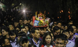 Đội lễ vượt 'biển người' vào đền Trần sau giờ khai ấn