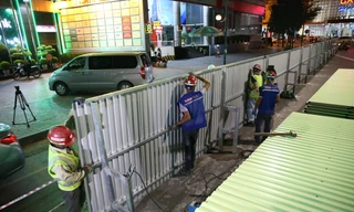 Quây rào tôn trên phố Trần Hưng Đạo để thi công nhà ga ngầm S12