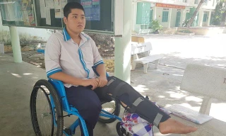Nam sinh gãy chân, ngồi xe lăn vẫn không bỏ thi THPT quốc gia