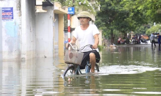 Ba ngày sau mưa bão, phố Hà Nội vẫn chìm trong biển nước