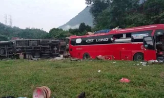 [Infographics] Hòa Bình: Xe tải đâm xe khách, ít nhất 3 người chết