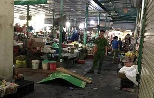 Ghen tuông mù quáng, đâm chết bạn gái giữa chợ rồi tự sát bất thành