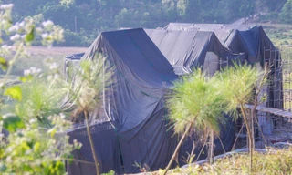 Biệt thự 'xẻ thịt' rừng Sóc Sơn bất ngờ phủ kín bạt 'ngủ đông'