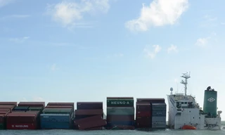 Hai tàu đâm nhau, 66 container trôi dạt trên biển