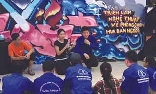 Phan Ý Ly dẫn dắt khán giả diễn xuất Ảnh: N.M.Hà