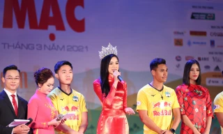 Hoa hậu Đỗ Thị Hà và cầu thủ HAGL giao lưu tại đêm hội cồng chiêng