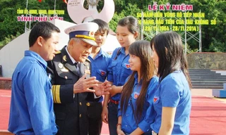 Anh hùng Hồ Ðắc Thạnh kể chuyện vận chuyển vũ khí vào bến Vũng Rô cho thế hệ trẻ hôm nay. Ảnh: D.T.X