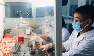 Những người ở cùng tầng với 5 bệnh nhân được đưa đi cách ly tập trung.