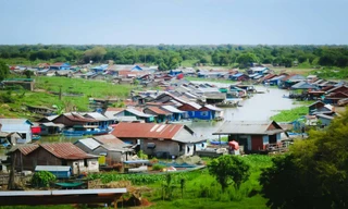 Một nhà nổi của người gốc Việt trên sông Tonle Sap.