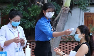 Hai mẹ con chở nhau đến bệnh viện mới biết mắc COVID-19