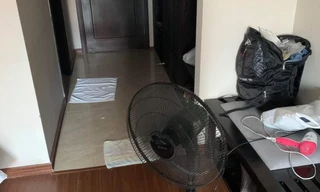 Phòng cách ly phải bật quạt Ảnh: N.L 