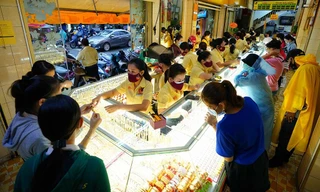 Thị trường vàng nóng trở lại do Bitcoin lao dốc, lãi suất USD sụt giảm. 