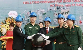Đại sứ Ấn Độ Pranay Verma ( giữa) và các quan chức Bộ Quốc phòng Việt Nam tại lễ hạ thủy và đặt ky tàu tuần tra cao tốc. Ảnh: ĐSQ Ấn Độ tại Việt Nam cung cấp.