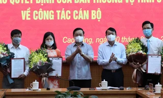 Các lãnh đạo, sở ngành vừa được luân chuyển, bổ nhiệm nhận Quyết định, hoa của lãnh đạo tỉnh Cao Bằng. Ảnh: Q. Anh 