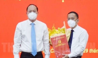 Ông Trương Vĩnh Tùng (phải) nhận quyết định. Ảnh: Thành uỷ TPHCM